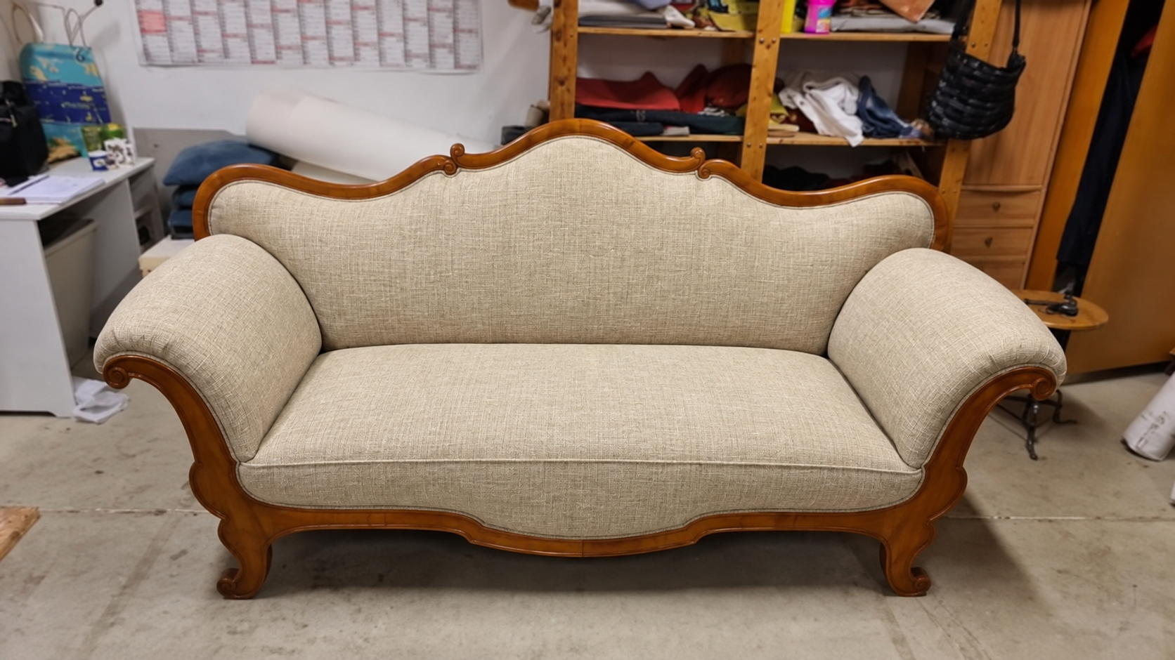 KI-Gestaltungsentwurf eines antiken Sofas mit naturfarbenem Bezug