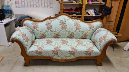 Originalsofa mit floralem Bezug